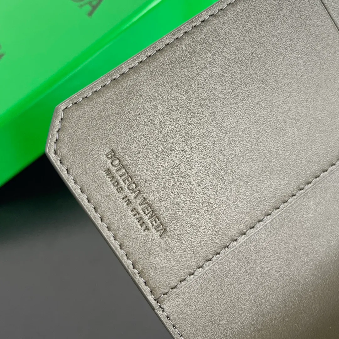 B’s new small woven passport holder [let me see]. 817398 The classic fine weave returns✅, made of cowhide, very soft to the touch and durable. In addition to your passport, you can also put your cards, ID and a small amount of cash. Small and exquisite, super suitable for travel. Weaving is the eternal classic of this brand, size: 13.3x9.5, P600